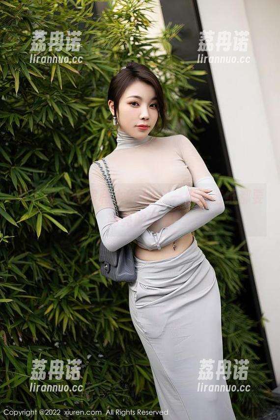秀人网 - 短裙和小Kiki，一组让壁纸都要高亮的写真