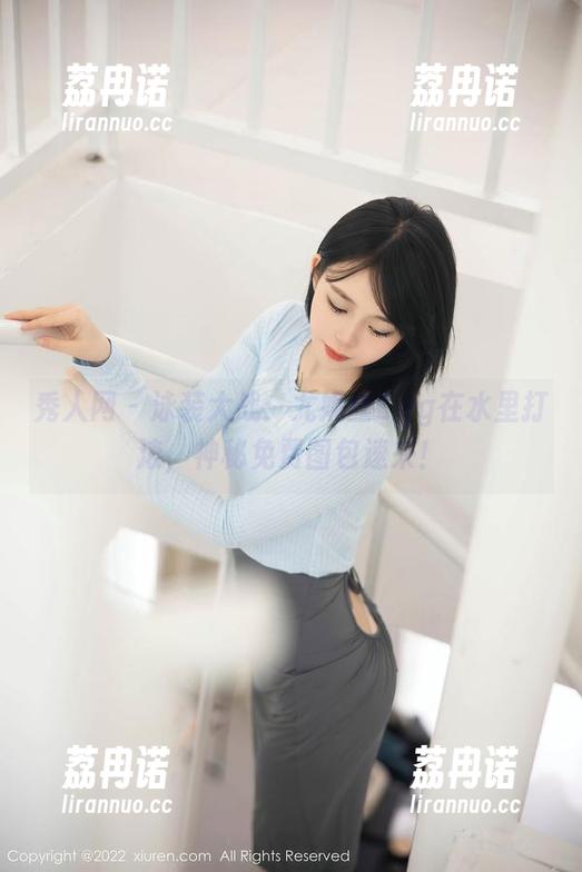 秀人网 - 泳装大战：尤妮丝Egg在水里打滚，神秘免费图包速来！