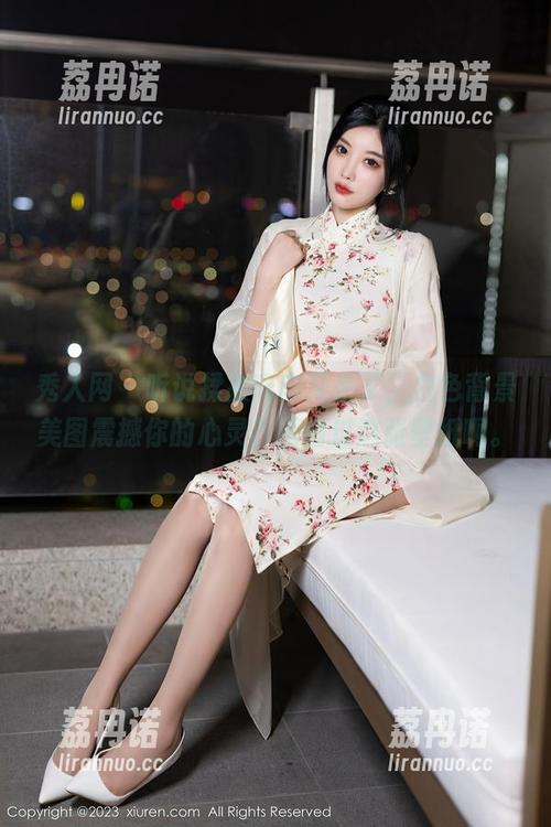 秀人网 - 听说揉揉肉肉又来了，白色背景美图震撼你的心灵？别错过这张壁纸啊。