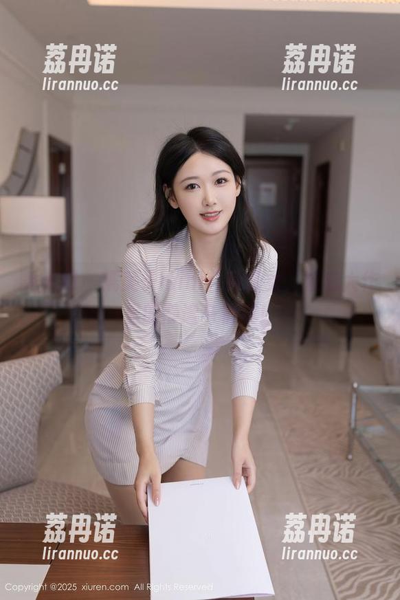 秀人网 - 糯美子mini化身修女，壁纸大作里的静谧与俏皮！