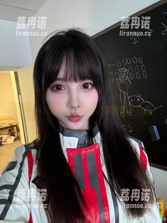 秋山AkI的私拍：黑丝捂着我的小心思