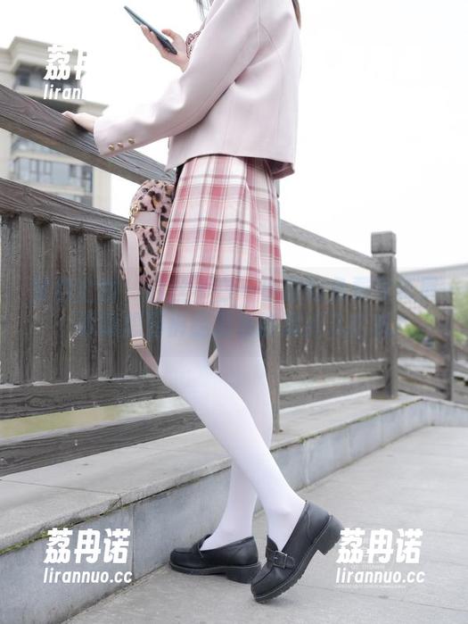 紧急企划 - 白丝不白—小恩的免费写真展，谁能想到裤腿里也能藏点儿玄机？