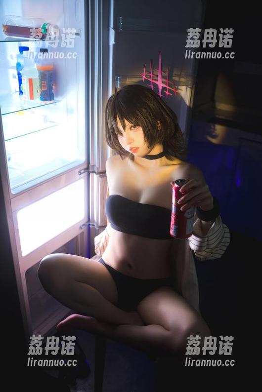教室里的私拍，纸悦Etsu_ko带你拓宽视野（和角度！）