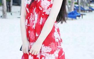 美媛馆 - 刘雪妮Verna居家的原图写真，种草了！那个靠在沙发上的姿势太押韵了，真可惜我不在她的家里。