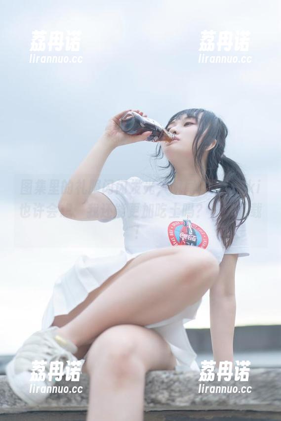脱尾巴Mizuki 图集里的礼服闪闪发光,脱尾巴Mizuki也许会想:我还能更加吃土吗?快来下载!