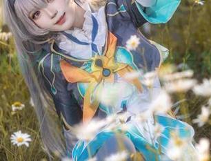 泳池冒险的不是大胆姿态，就是花柒Hana的写照