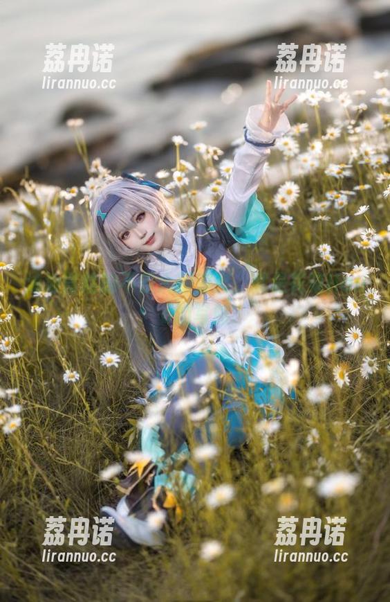 泳池冒险的不是大胆姿态，就是花柒Hana的写照
