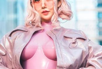 一次性满足你的好奇心，菌烨tako的师匠兔女郎原图来啦！