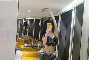 微密圈 - 长腿与豹纹的完美邂逅——葛征精选套图，我就想偷个懒多看几眼。
