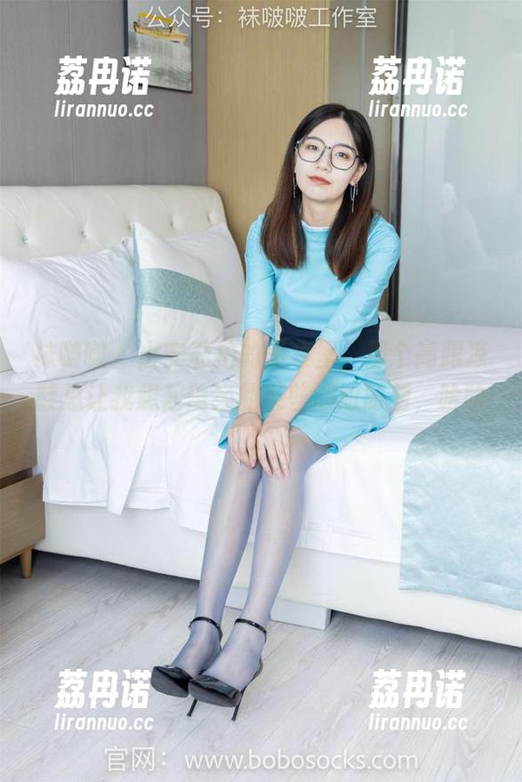 袜啵啵 - 小安私拍的图集里，那个高跟凉鞋总让我想起曾经的某些尴尬时刻，哈哈。