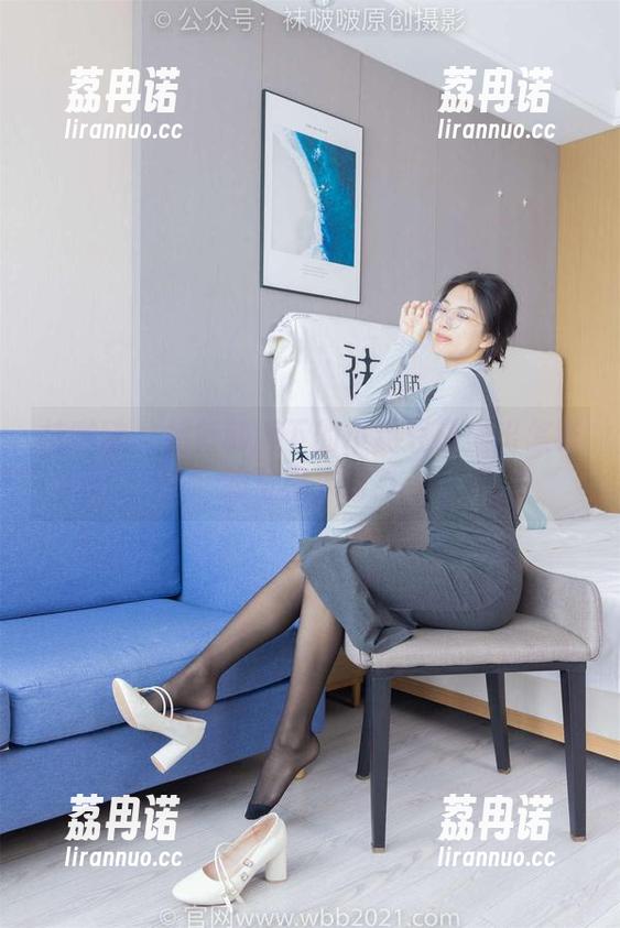袜啵啵 - 招行制服下的小甜豆碰撞出怎样的写真火花？