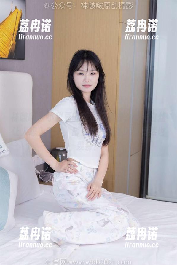袜啵啵 - 小甜豆的美图又来啦，珠光白丝让人想入非非，脚尖那一抹透明我竟然也羡慕？