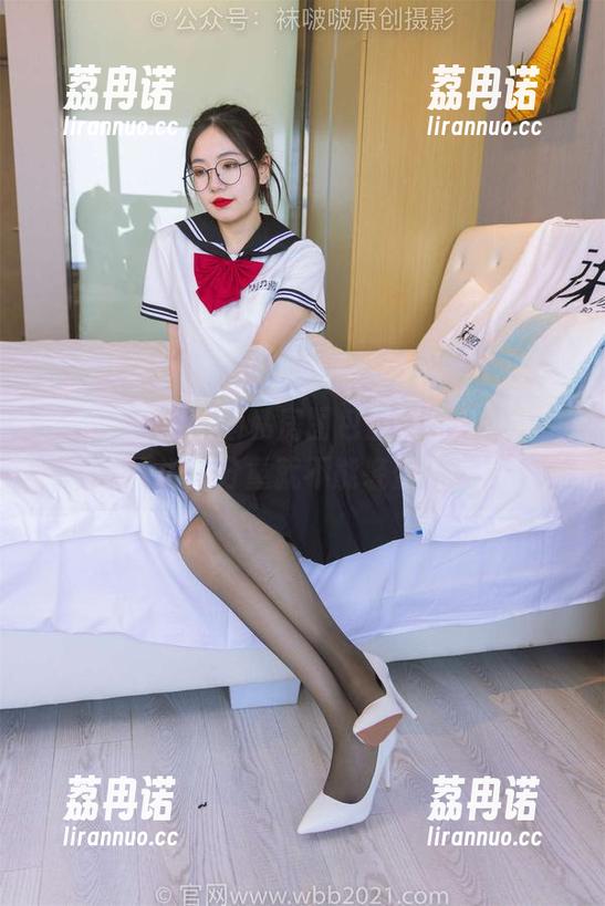 袜啵啵 - 甜甜圈私房图包里的厚白丝，谁说糖分重就不能轻盈？