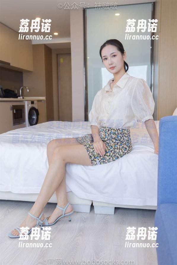 袜啵啵 - 芝士的短白丝花絮版，这样的美图怎么能不做成壁纸呢？真想给它点赞！