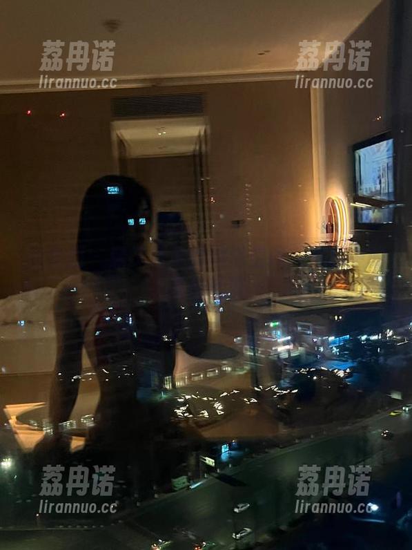 微密圈 - 窥探詹詹的淋浴空间：写真中的隐秘乱流