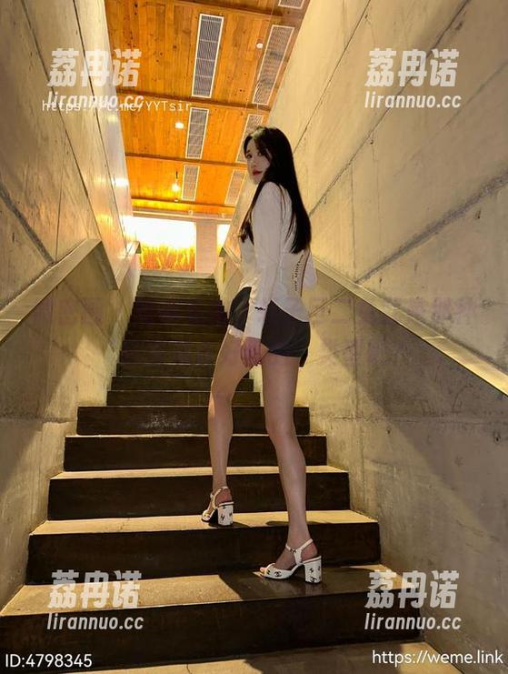 轩子巨二兔 微密圈 - 短裤私拍,轩子巨二兔就是那种‘随便穿也好看的’类型吧?