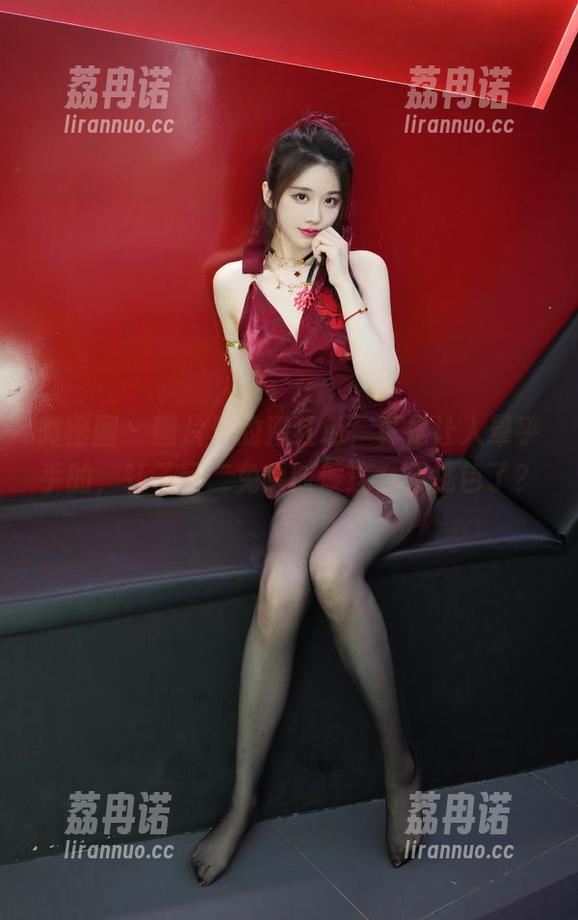 微密圈 - 图片里的酒红色，真是让人晕乎乎的，轩子巨二兔啥时候这么会挑色了？