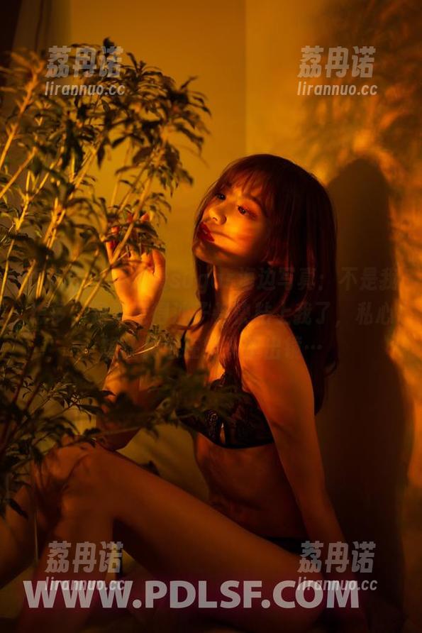 轰趴猫 - 杨晨晨sugar海边写真：不是我想多，是真觉得沙子都快粘上我了，私心想让我也在镜头里出镜…