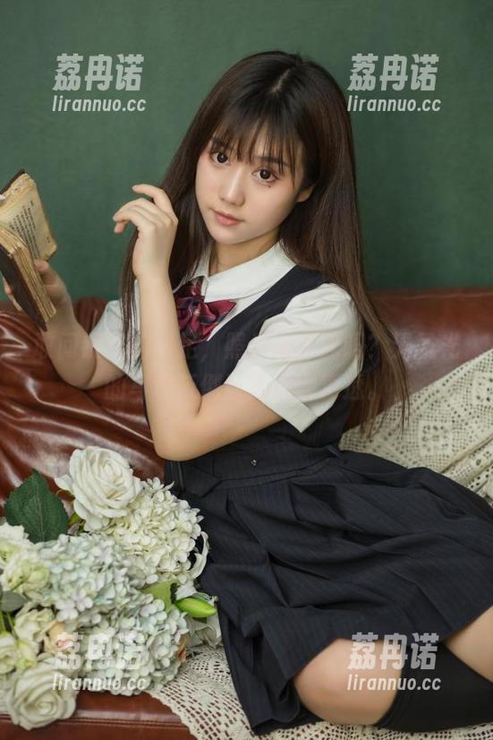 敢问镜酱的美足，照片里有光吗？无圣光的写真反倒让人看得更透。