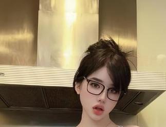 微密圈 - 随意在沙发上躺，阿色的性感原图竟给人种迷离感