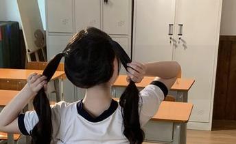 看！阿薰kaOri的“学姐礼服+内衣”：下载之后，连邻居都得竖起大拇指！