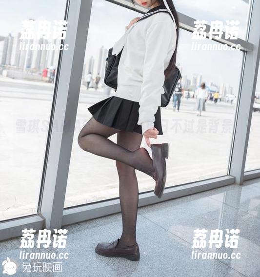 雪琪SAMA的新照片：落日不过是背景，重点在她