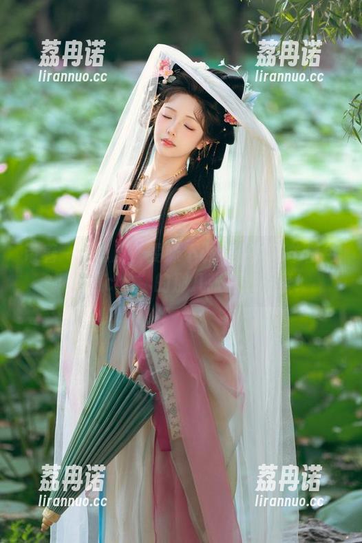 带着一丝俏皮，雯妹不讲道理用绵羊白色绑带“cos”的那几张真心可爱！