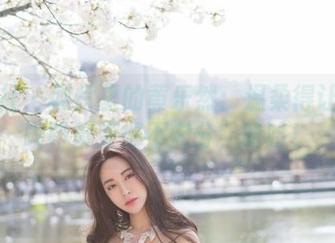 魅妍社 - 照片里的黄乐然：温柔得让我的咖啡都变得不安分，哈哈！