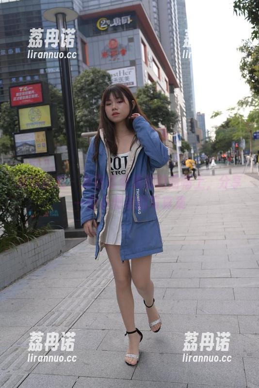 魔镜街拍 - 走在曼曼美脚的画幅上，分享一份小而美的写真集