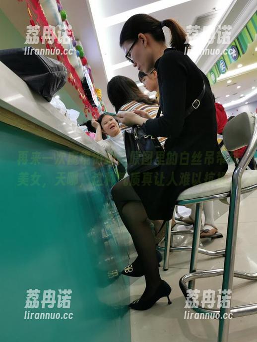 再来一次魔镜街拍，原图里的白丝吊带袜美女，天哪，这种气质真让人难以抗拒。