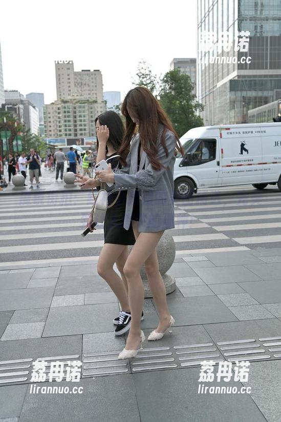 魔镜街拍：红裙小姐姐的美图精选，完美到让人想哭的那种！