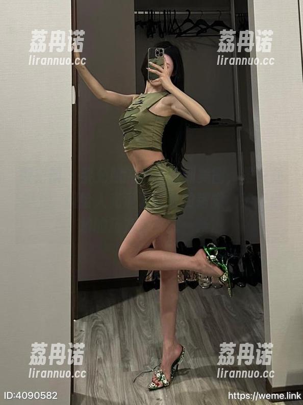 微密圈 - 黎允熙的护士系列美图，虽说是护士，但给人充满了时髦的错觉，治疗情绪的药方你欠我一条。